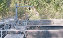 Drehkran mit Elektrokettenzug für Abwasserreinigungsanlage