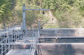 Drehkran mit Elektrokettenzug für Abwasserreinigungsanlage