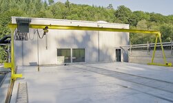 Portalkran mit Elektrokettenzug bei Abwasserreinigungsanlage