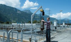 Drehkran mit Elektrokettenzug für Abwasserreinigungsanlage
