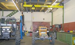 Laufkran mit Elektrokettenzug in Werkstatt