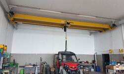 Zweiträger Hängekran mit Elektrokettenzug in Werkstatt