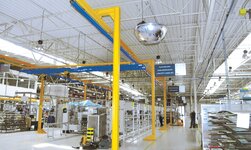 Freistehendes Leichtkransystem in Produktionshalle