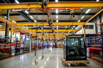 Laufkrane mit Elektrokettenzügen in Produktionshalle