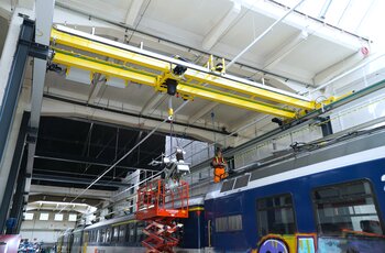 Obergurtlaufkran mit Elektrokettenzug über Bahnwagen