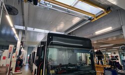 Hallenkran in der Reparaturabteilung für Reisebusse