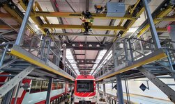 EIn sicherheitsgebundenes Kransystem von GIS wird eingesetzt bei der Wartung von Schienenfahrzeugen