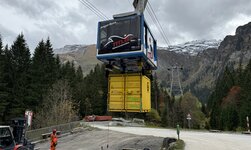 Bei der Talstation nimmt die Gondel einen Container für den Unterlasttransport auf. Die Bedienperson steuert den Vorgang per Funksteuerung.