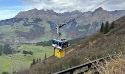 Die Titlis Bergbahnen transportieren mit ihren Luftseilbahnen, die mit GIS - Unterlasttransportsystemen ausgerüstet sind, Baumaterial und andere Güter von der Gerschnialp auf den Titlis.