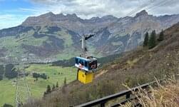 The Titlis mountain railways transport building materials and other goods from Gerschnialp to the Titlis with their aerial cableways, which are equipped with GIS under-load transport systems.