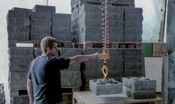 Elektrokettenzug Handy mit Greifzange hebt Betonelement