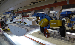 Kransystem mit synchronen Elektrokettenzügen für den Gütertransport in engem Tunnelsystem