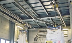 Kranbahn mit Elektrokettenzug und Kreuz für Big Bag Säcke