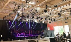 Für ein Konzert sind an den vorderen Längstraversen des GIS Rigging-Systems Quertraversen mit Scheinwerfern angeschlagen