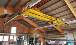 Doppelträger Untergurtlaufkran mit Elektrokettenzug in Holzbaubetrieb