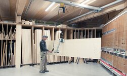 Transport von Holzplatten mit Plattengreifer