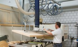 Leichtkransystem mit Vakuumheber hebt Holzplatte