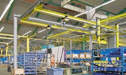 Untergurtlaufkrane mit Elektrokettenzügen in Produktionstätte