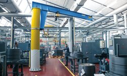 Transport von Rollen mit Säulendrehkran 