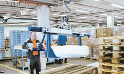 GISKB Krananlage mit Elektrokettenzug und Greifmechanismus in Produktionsstätte