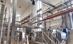 Ein Arbeitsplatz in der Lebensmittelproduktion ist mit einem rostbeständigen Hängekran ausgerüstet