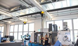 GISKB Krananlage mit Elektrokettenzug für die Maschinenbeschickung