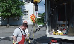 Elektrokettenzug GP als Hebehilfe bei Kanalunterhaltsarbeiten