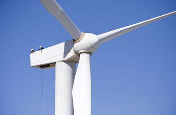 GIS Elektrokettenzug hebt Last in Gondel der Windkraftanlage
