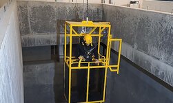 In der Kabine gelangt die Person zur gewünschten Stelle im Klärbecken.