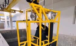 Die Bedienperson befindet sich im Transportkorb und startet den Absenkvorgang.