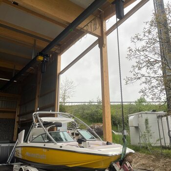 Ein Boot wird mit Kettenzügen vom Bootsanhänger gehoben