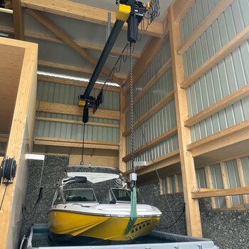 Boote werden mittels Kransystem gehoben und abgesenkt