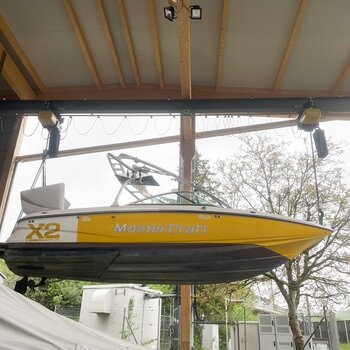 Synchrone Elektrokettenzüge heben und transportieren Boot 