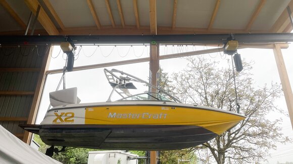 Synchrone Elektrokettenzüge heben und transportieren Boot 