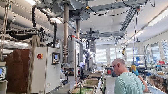 Kransystem mit Apparatur für die automatisierten Hub- und Schwenkbewegungen 