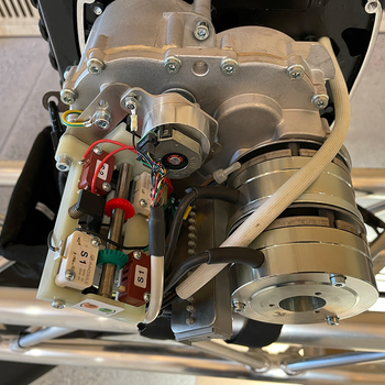 Path measurement by absolute encoder The travel measurement of the motor takes place at the chain wheel