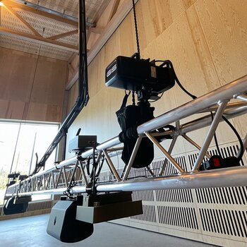 Longitudinal traverse with climbing hoists The GIS motors are attached as climbing hoists to the anchor points