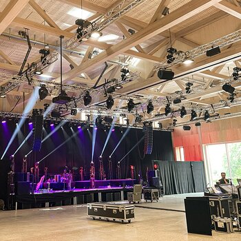 GIS Rigging system at concert For a concert, cross beams with spotlights are attached to the front longitudinal trusses of the GIS rigging system.