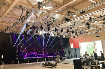Für ein Konzert sind an den vorderen Längstraversen des GIS Rigging-Systems Quertraversen mit Scheinwerfern angeschlagen