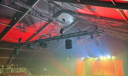 Zur Zeltinfrastruktur gehört ein modernes Rigging-System für Licht und Ton