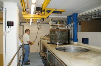 Kransystem für geringe Raumhöhe Kransystem hebt Metallbehälter aus Becken