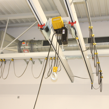 Electric chain hoist for 1000 kg S.W.L. Chain hoist is optimally integrated into the crane and offers maximum lifting height