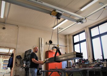 Kransystem mit Elektrokettenzug für den Transport von Metallträger