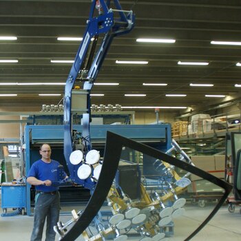 Crane system with vacuum lifter for transport of glass panel