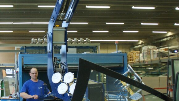 Crane system with vacuum lifter for transport of glass panel
