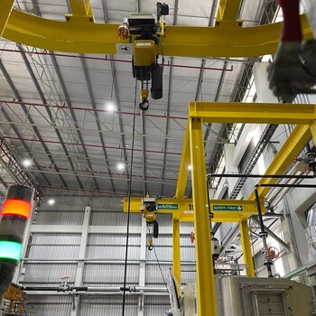 Auskragende Hängebahn mit GIS Kettenzug mit Fahrwerk