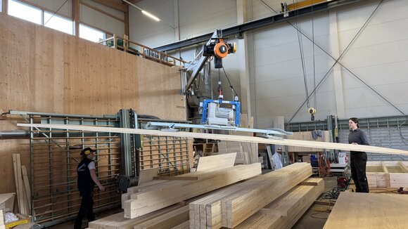 Vakuum-Handlingsystem mit Drehkran Das Vakuum-Handlingsystem inklusive Wanddrehkran und Elektrokettenzug wird für Plattentransporte rund um die Striebig-Plattensäge eingesetzt.