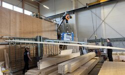 Das Vakuum-Handlingsystem inklusive Wanddrehkran und Elektrokettenzug wird für Plattentransporte rund um die Striebig-Plattensäge eingesetzt.