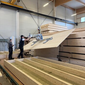 Plattentransport Hallenkran Wenn der Vakuumheber am Hallenkran befestigt ist, kann er zum Transport von Platten in der gesamten Werkhalle eingesetzt werden.