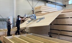 Wenn der Vakuumheber am Hallenkran befestigt ist, kann er zum Transport von Platten in der gesamten Werkhalle eingesetzt werden.